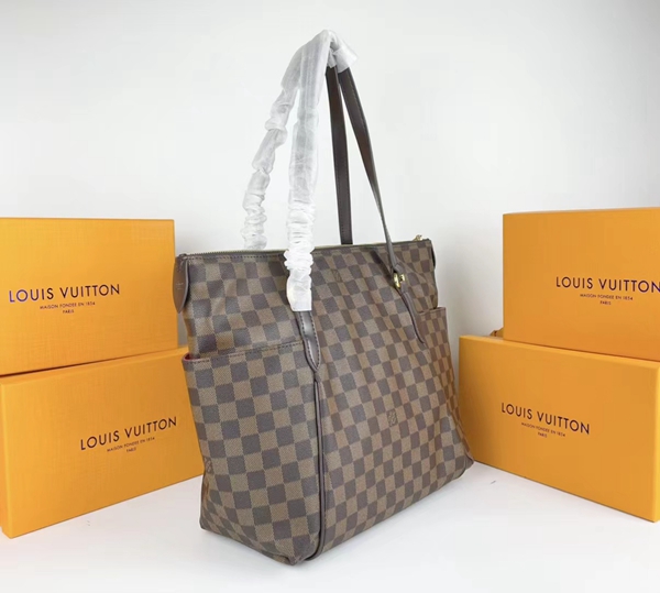 ルイヴィトンバッグ背面デザイン